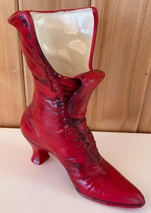 lot 387 image: Collectable Porcelain Shoes