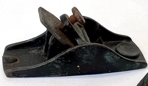 lot 146 image: Vintage Metal Trinkets