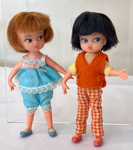lot 149 image: Rare Vintage Hasbro 1966 Dolly Darlings Slumber Party Figurine 8512 & Rare Vintage Hasbro 1966 Dolly Darlings Slumber Party Figurine 8513