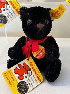 lot 138 image: Three Steiff Collectible Bears