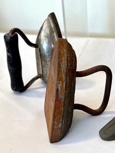 lot 143 image: Vintage Toy Iron Collection