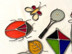 lot 184 image: Variety of Fun Small Stained Glass Sun Catchers