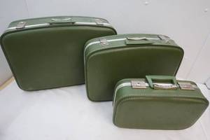 lot 2 image: Luggage set