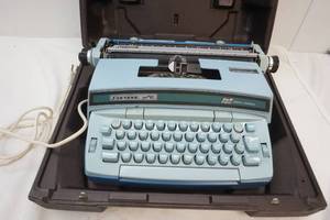 lot 7 image: vintage Coronet super 12 typewriter