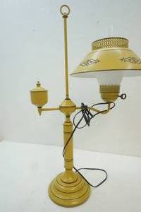 lot 25 image: Vintage lamp