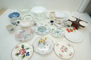 lot 32 image: decorative plates