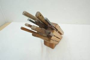 lot 64 image: knife block