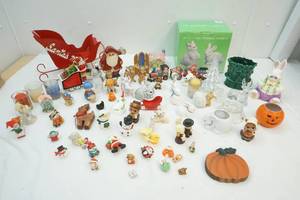 lot 78 image: Holiday decor