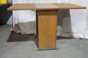 lot 140 image: table