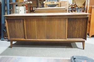 lot 147 image: Sears stereo radio phonograph