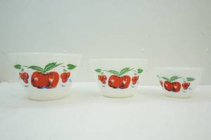 lot 182 image: Fire king bowl set