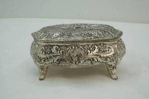 lot 192 image: Japan trinket case