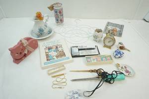 lot 194 image: Dresser decor