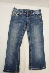 lot 224 image: Miss Me Capris