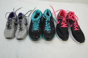 lot 264 image: Nike shoes