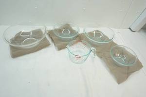 lot 278 image: Pyrex bowl set