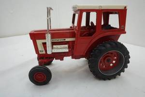 lot 285 image: collectible Ertl International 1568 tractor