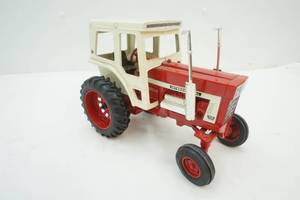 lot 337 image: Ertl International 1468 tractor