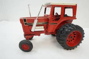 lot 338 image: Ertl International 1568 tractor