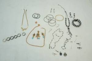 lot 356 image: Jewelry