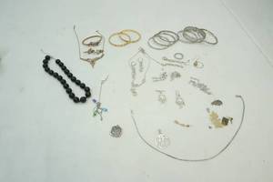 lot 357 image: jewelry
