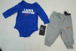 lot 361 image: Nike  2 piece outfit