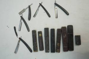 lot 395 image: Antique straight edge razors, cases