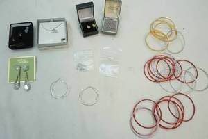 lot 419 image: jewelry