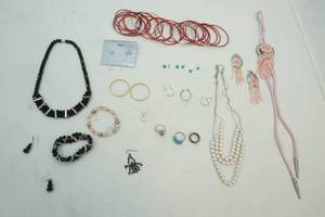 lot 421 image: jewelry