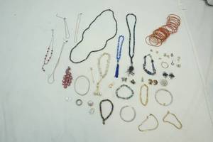 lot 423 image: jewelry