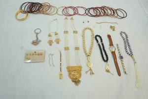 lot 424 image: jewelry