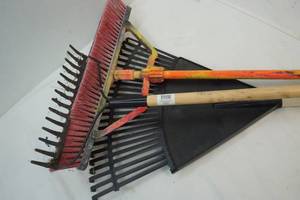lot 433 image: yard tools