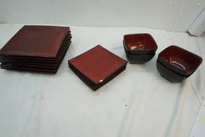 lot 436 image: Threshold dish set