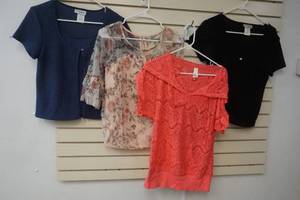 lot 452 image: Ladies blouses
