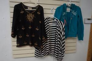 lot 453 image: Ladies blouses