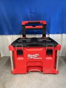 lot 6 image: New Milwaukee Packout 22in Rolling Tool Box