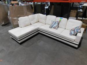 lot 46 image: White Sectional Sofa - Leather
