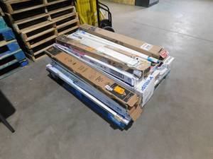 lot 51 image: Assorted Pallet of 4 Fluorescent Light Bulbs