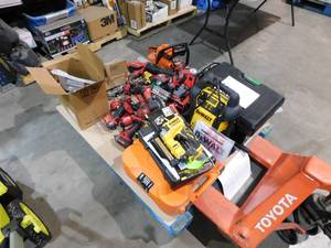 lot 52 image: Assorted power tool lot for parts or repair