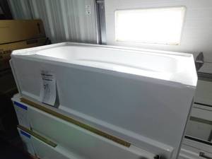 lot 98 image: CLASSIC 400 60 X 32 Bathtub - Right Drain In High Gloss White