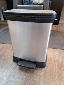 Curver 20 Step-Open Flip-Top Trash Can