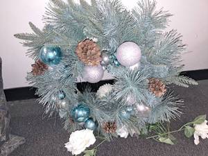 25 Christmas Wreath with Flowers