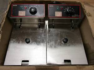 lot 427 image: KHTD Commercial Deep Fryer, 12L Electric Dual Tank Deep Fryer (USED)