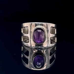 Oval Cabochon Amethyst Bezel Solitaire Tapered Split Fashion Ring