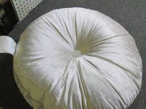 lot 451 image: 22.5x22.5 x 3.5 cat bed ...