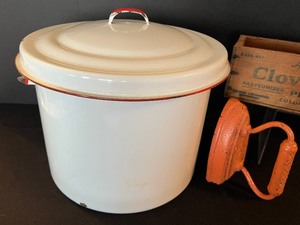 lot 65 image: Vintage Treasures including Enamel Stockpot