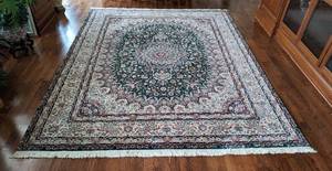lot 4 image: Gorgeous Wool Area Rug