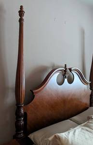 lot 5 image: Classic Thomasville Queen Bed and Matching Nightstands