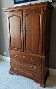 lot 7 image: Classic Thomasville Wood Dresser