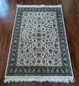lot 37 image: Gorgeous Wool Area Rug
